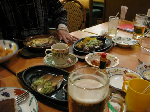 サイゼリヤでの新年の乾杯と食事風景