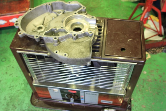 クランク挿入のためにストーブを使用する作業