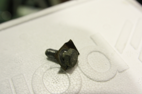 下側ボルトに使用されたタブワッシャー。