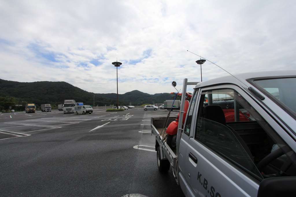 トラックに積まれたベスパ
