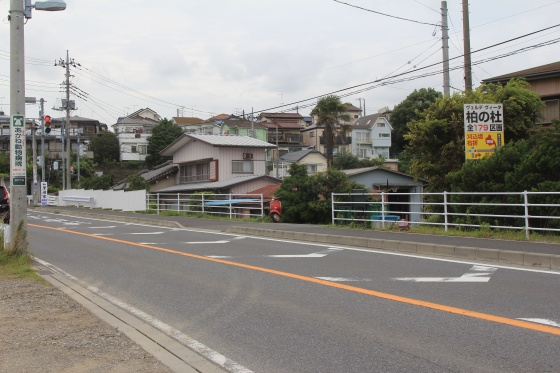 店の入り口に目印として置かれたベスパ