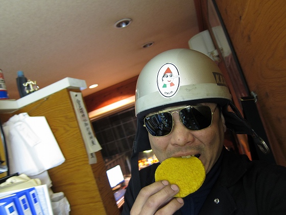 自らもカレー煎餅を食べて叫ぶ様子