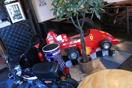 バイクグッズ満載のカフェ店内