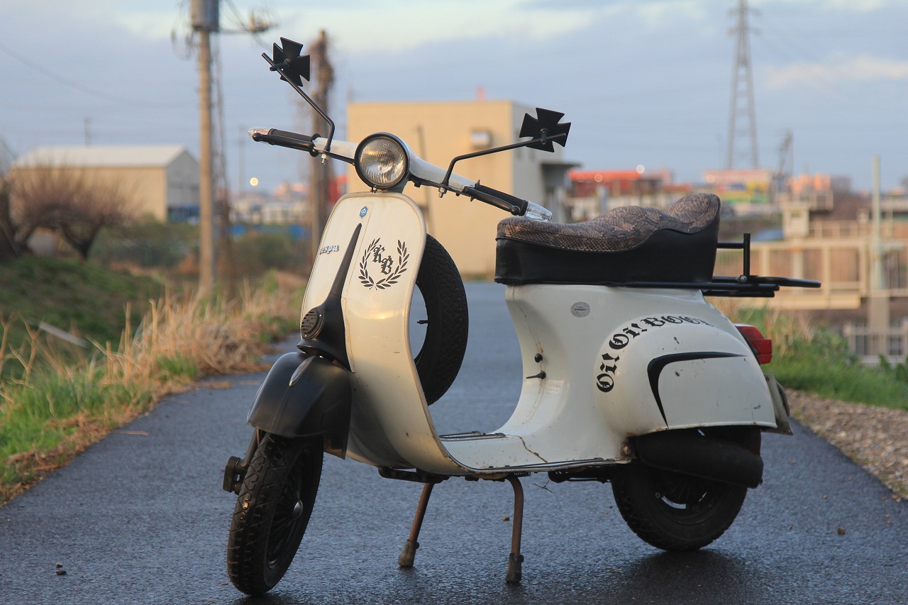 自作の3段シートを装着した愛車のvespa100（正面）