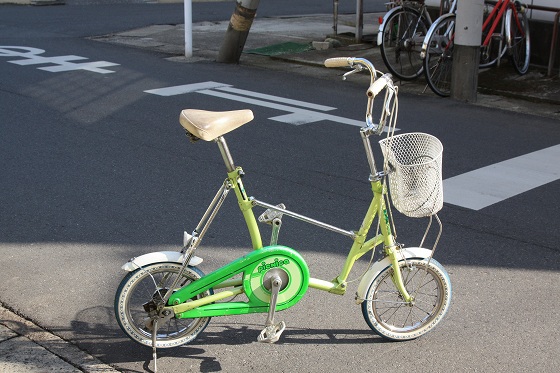 ブリヂストンの折りたたみ自転車ピクニカ、街乗り仕様。