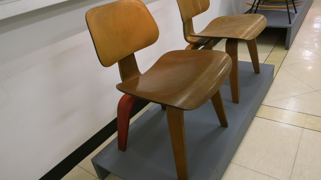 博物館級の希少なビンテージイームズチェア2脚の展示