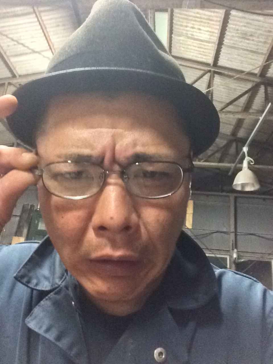 老眼鏡姿の自分（ややダサいと自己評価）