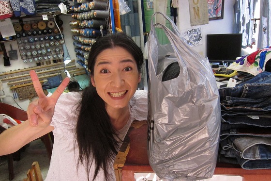 goegoeさんの笑顔と共に写るサイドパネルカバー完成品。