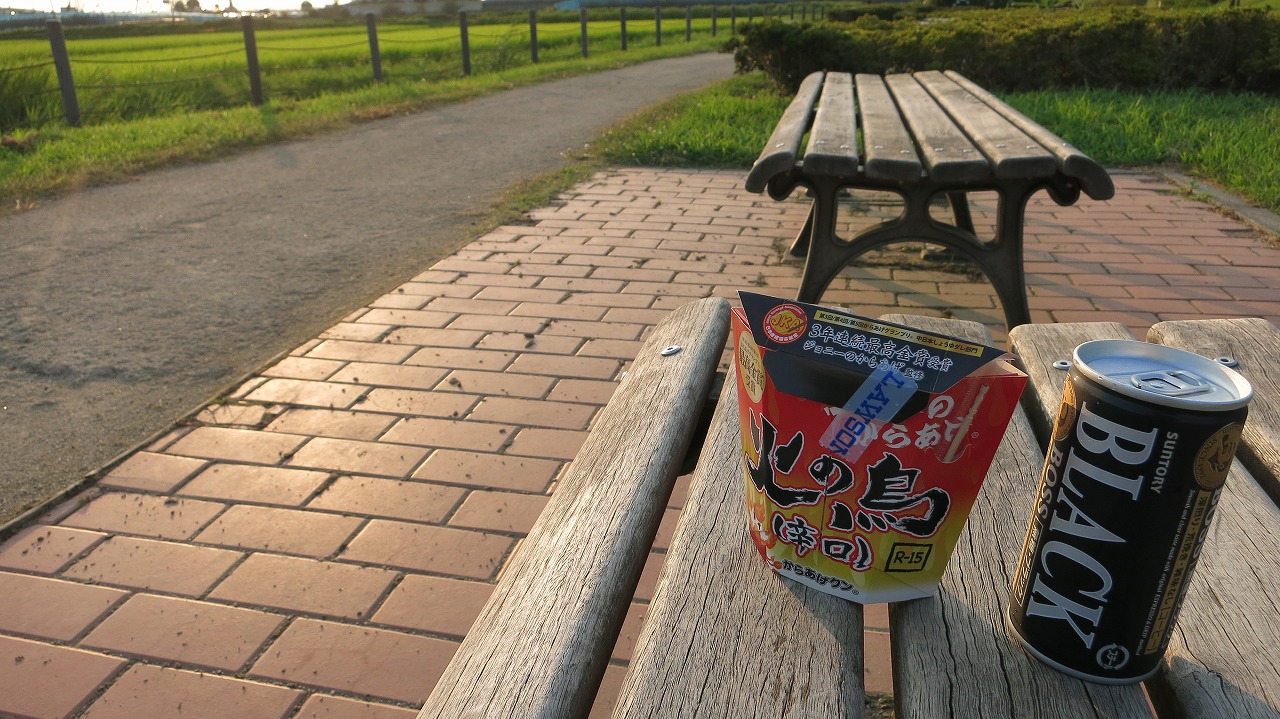 からあげクン火の鳥味を手に試乗中の軽食タイム