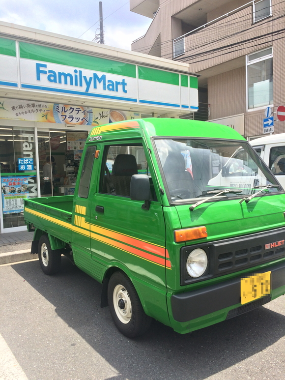 純正デカールが貼られた緑色の軽トラックのリアビュー