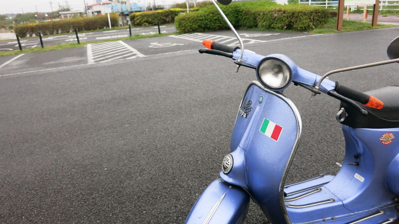 雨の日に試運転中のベスパと濡れた道路