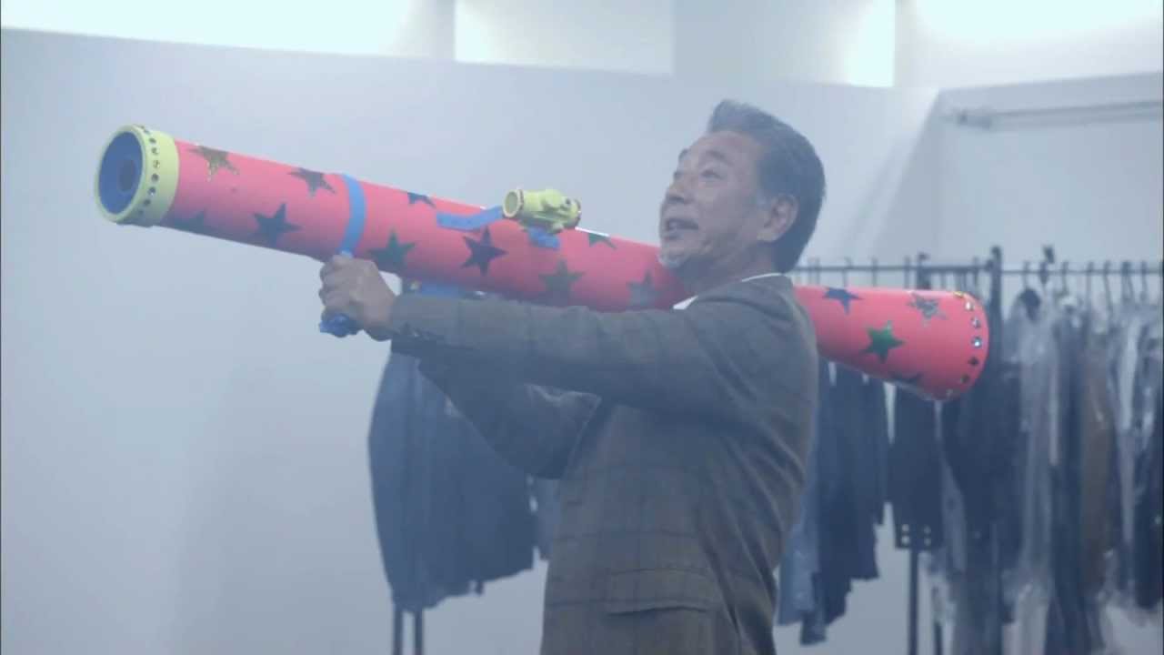 サングラス姿でポーズを取る人形