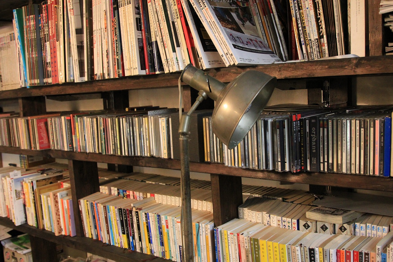 LED電球に交換された事務所の最後の照明
