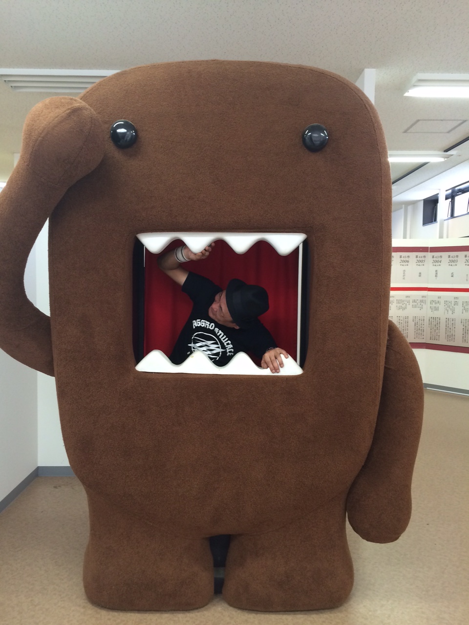 どーもくんに噛まれて遊ぶ様子