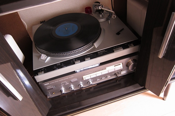 扉の中に設置されたアンプとレコードプレーヤー。