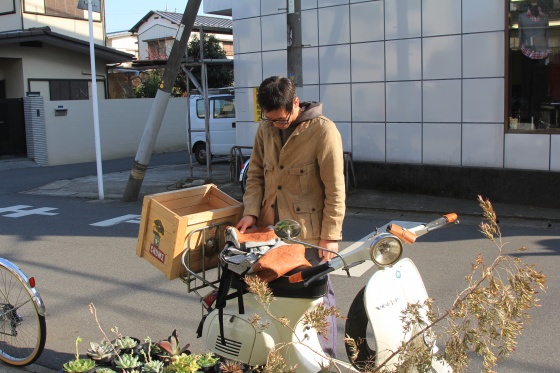 CHUMSのバッグを背負ったNさんの後ろ姿