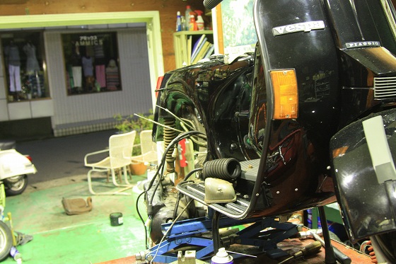 PX200Eのエンジンを車体から降ろしたところ。
