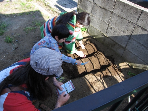 GOEMON＆GOEGOEとOちゃんが農園で作業する様子