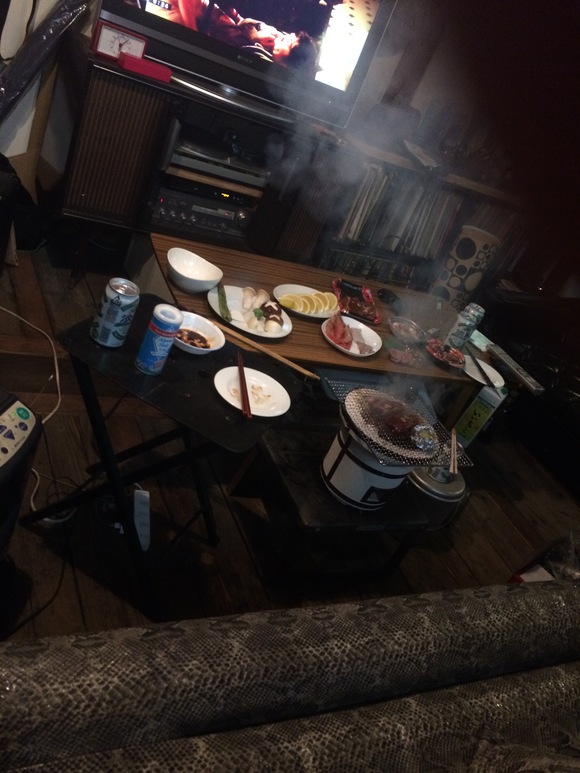 店内の事務所で七輪焼肉をしたときの大惨事の様子