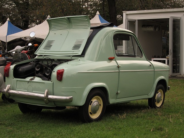 vespa400のエンブレム付近。美しい仕上げが印象的。