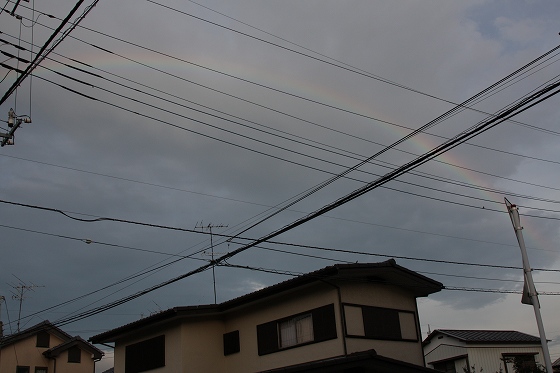 夕方の空に薄っすらと現れた虹
