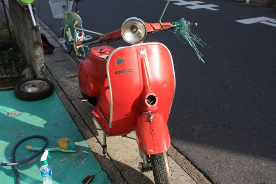 10年以上の埃を洗い流す作業中の台湾ベスパ