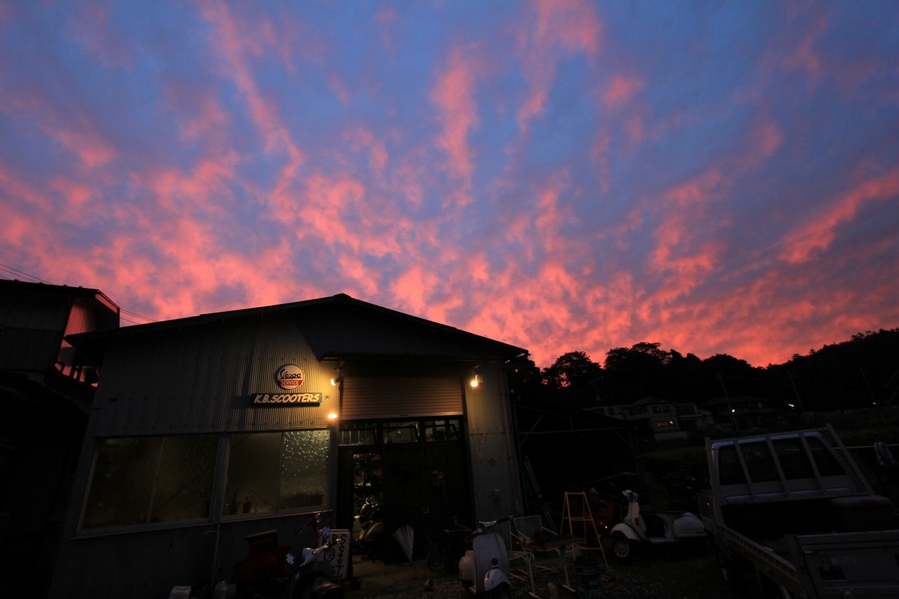 夕焼けに染まる空と雲
