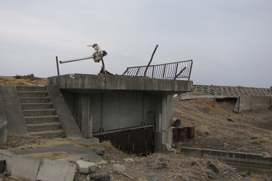 破壊された建物の残骸が残る海辺の一角。