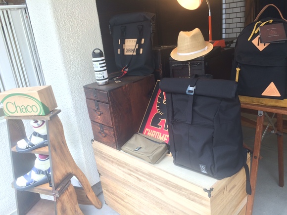 古道具や民芸品が雑多に陳列された趣あるディスプレイ