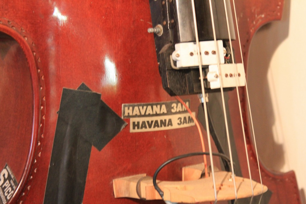 ウッドベースに貼ったHAVANA3AM初回特典ステッカー