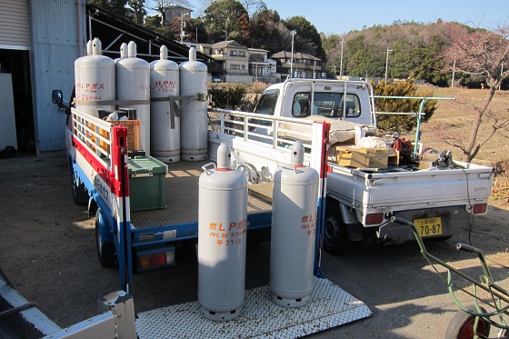 設置された給湯器と配管まわりの様子