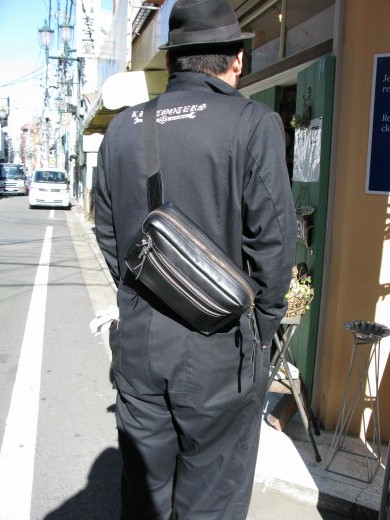 ウエストバッグを装着した本人の姿