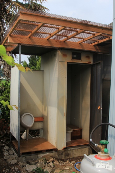 トイレ問題を抱えた仮設便所の写真