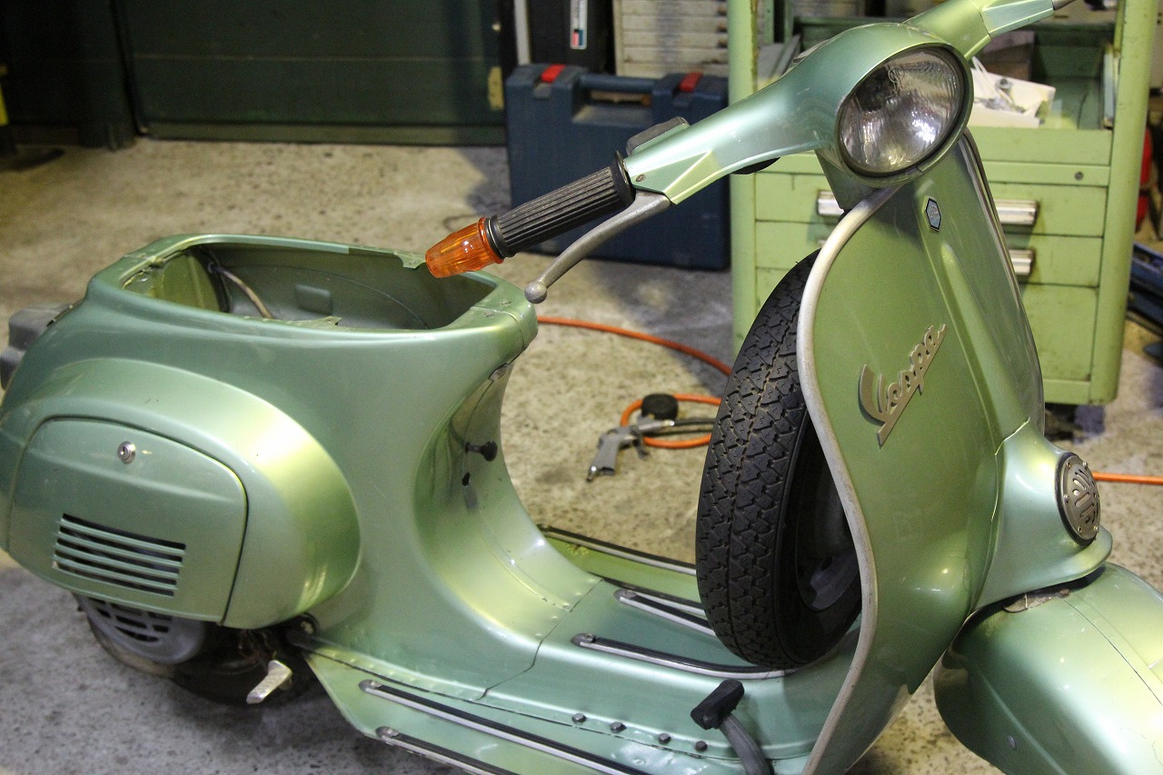 ピカピカに磨かれたベスパの車体