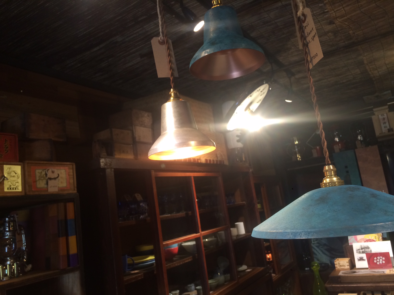 店内奥から見たTSUGIKIの様子、木の温もりが伝わる空間