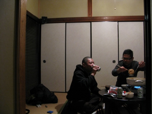 和室で鍋を囲みながらPUNKな新年会
