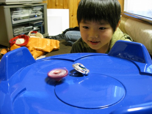 ベーゴマで遊ぶ甥っ子の笑顔