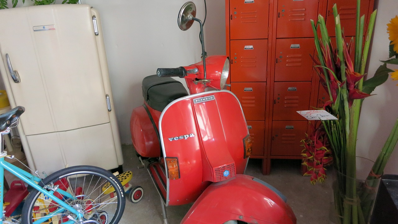 店舗入り口に展示されたベスパ