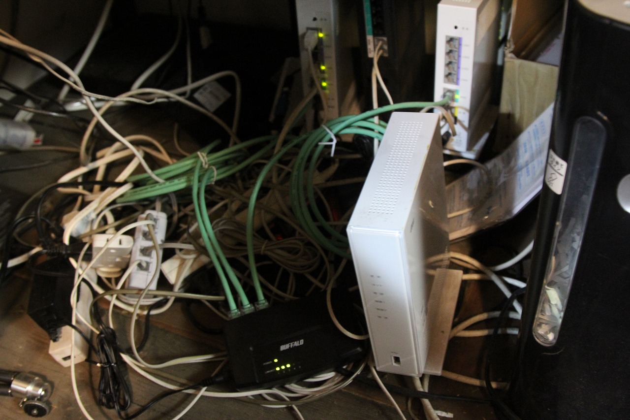 固定電話機と配線まわりの様子