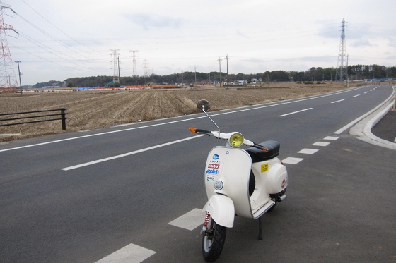 強風の中で試運転中のベスパ