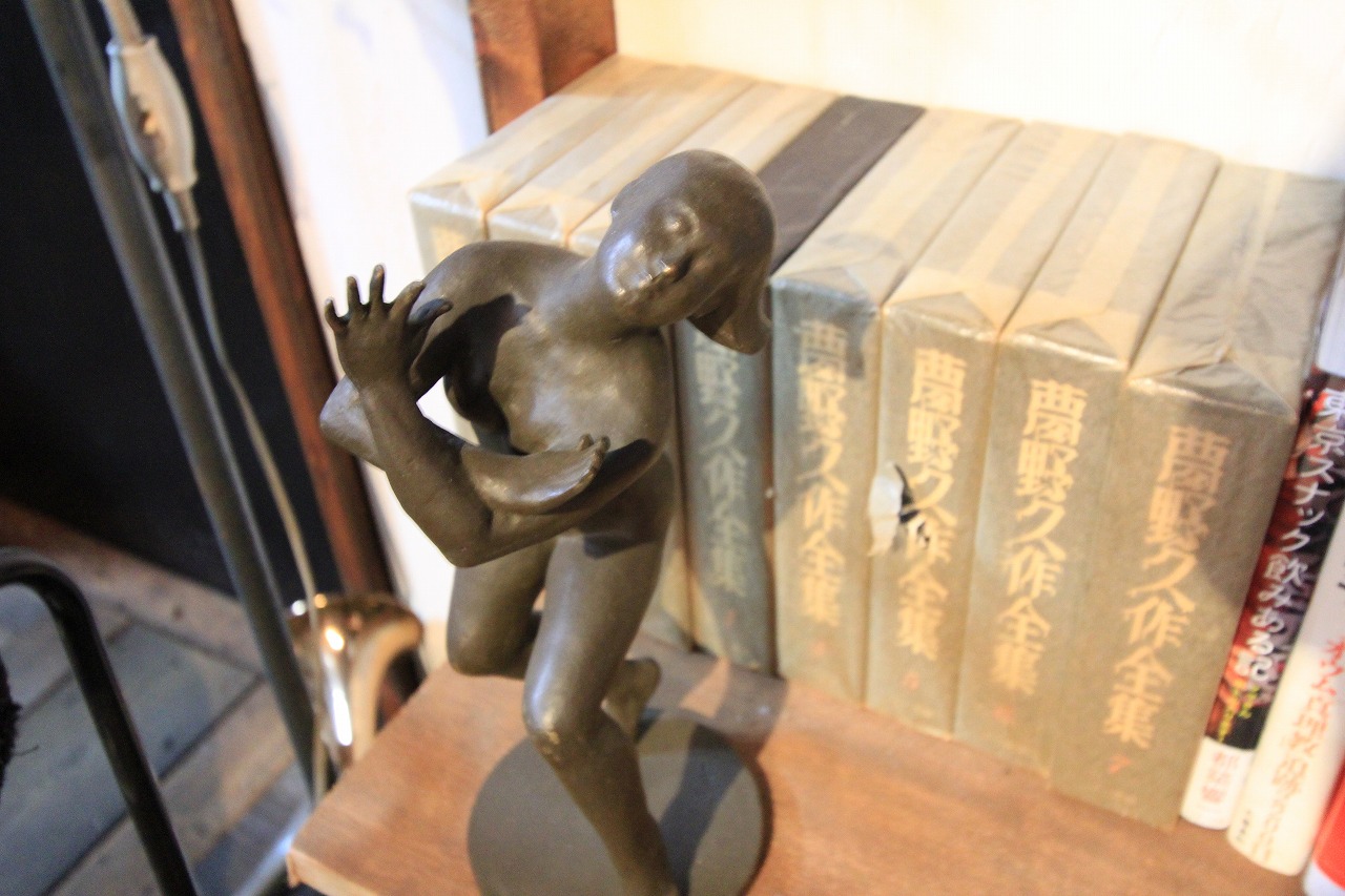 鏡が取り付けられて満足そうな律子さん