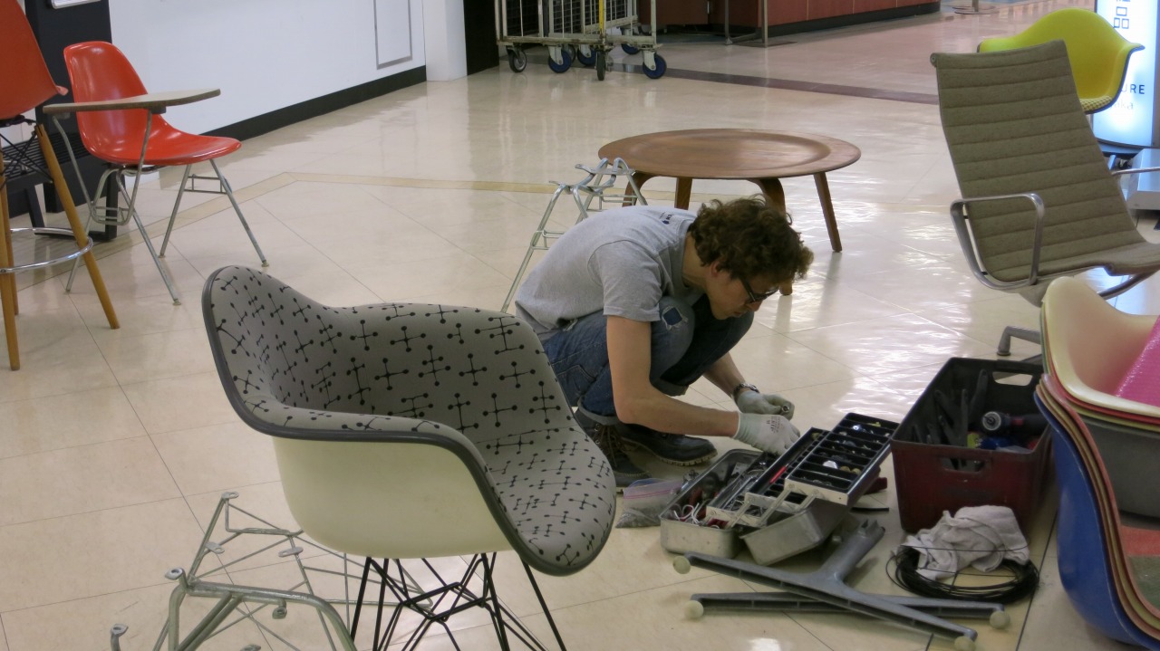 Chair-chair展示「Eames Design展」の搬入を手伝う様子