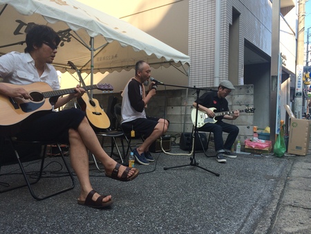 柏祭りでTOMさんの演奏を観に行った時の様子