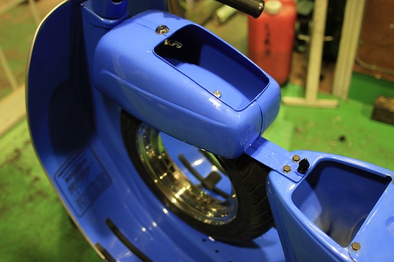仕上がったタンクを車体に組み付けた様子