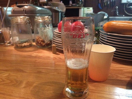 レストランでさらにビールを楽しんでしまった様子
