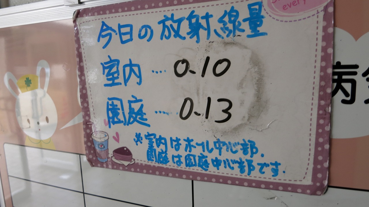 保育園内の廊下と掲示物