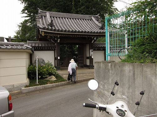 ベスパで向かった法林寺の門前