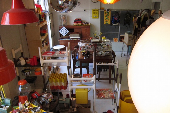 雑貨コーナーに並ぶミニチュア家具