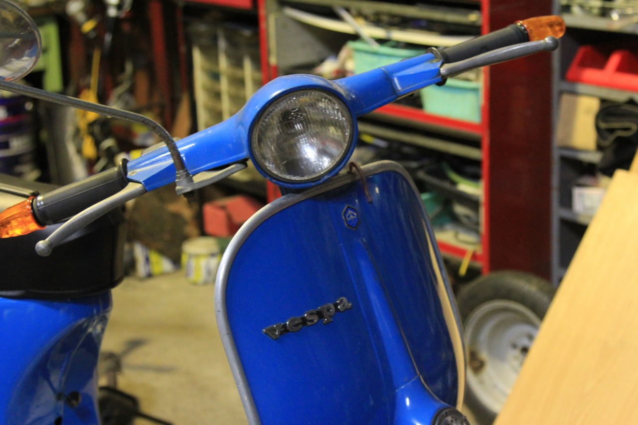 分解中のvespa50sエンジン内部