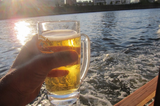 乾杯の瞬間を収めたグラス越しの風景